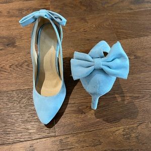 Blue bow heels
